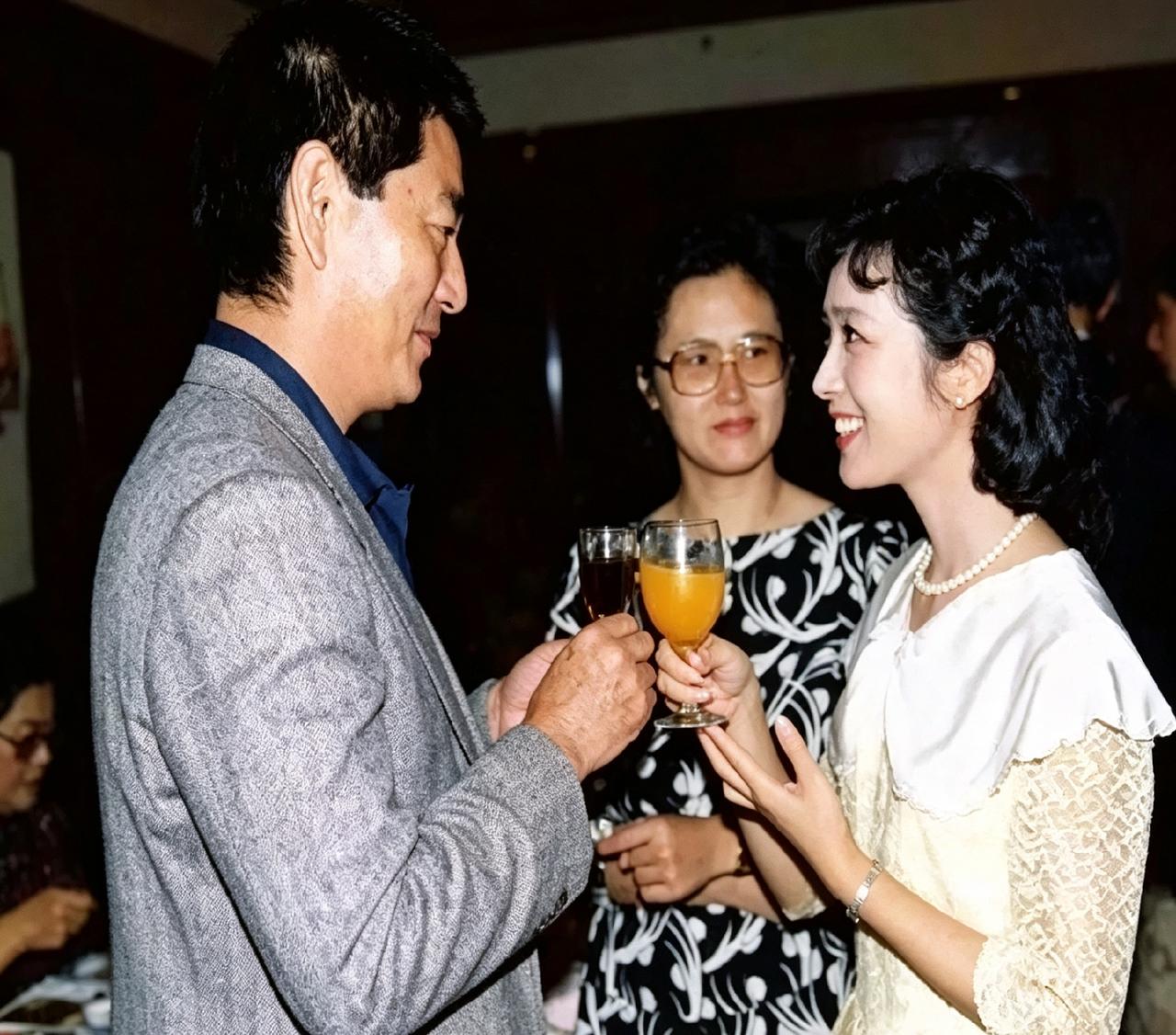 翻到张老照片，80年代饭局上，高仓健跟龚雪正举杯说笑。当年《追捕》迷倒一片，龚雪