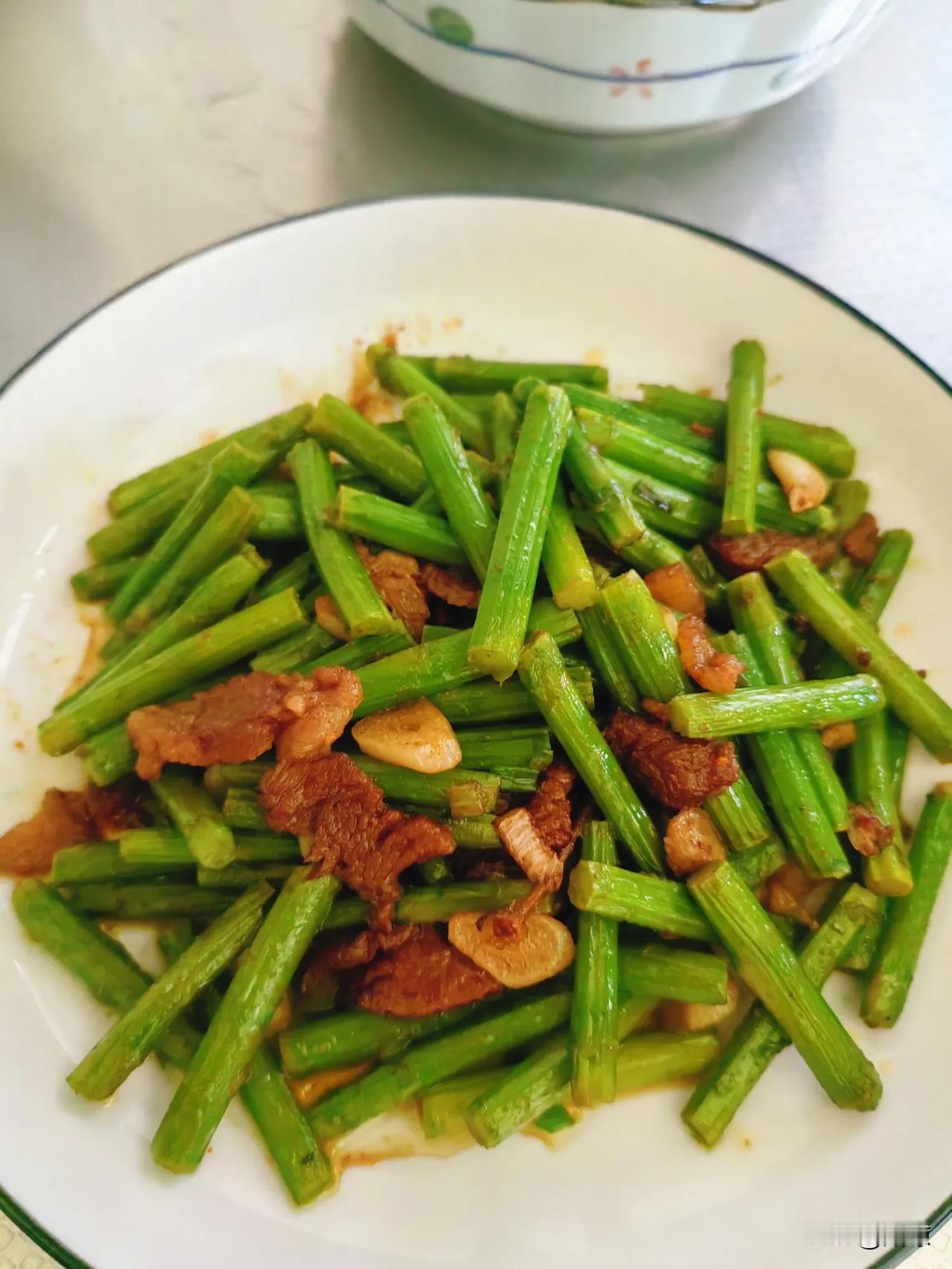 高二娃的早餐芦笋炒肉白菜豆腐酸菜粉丝汆白肉大白米饭