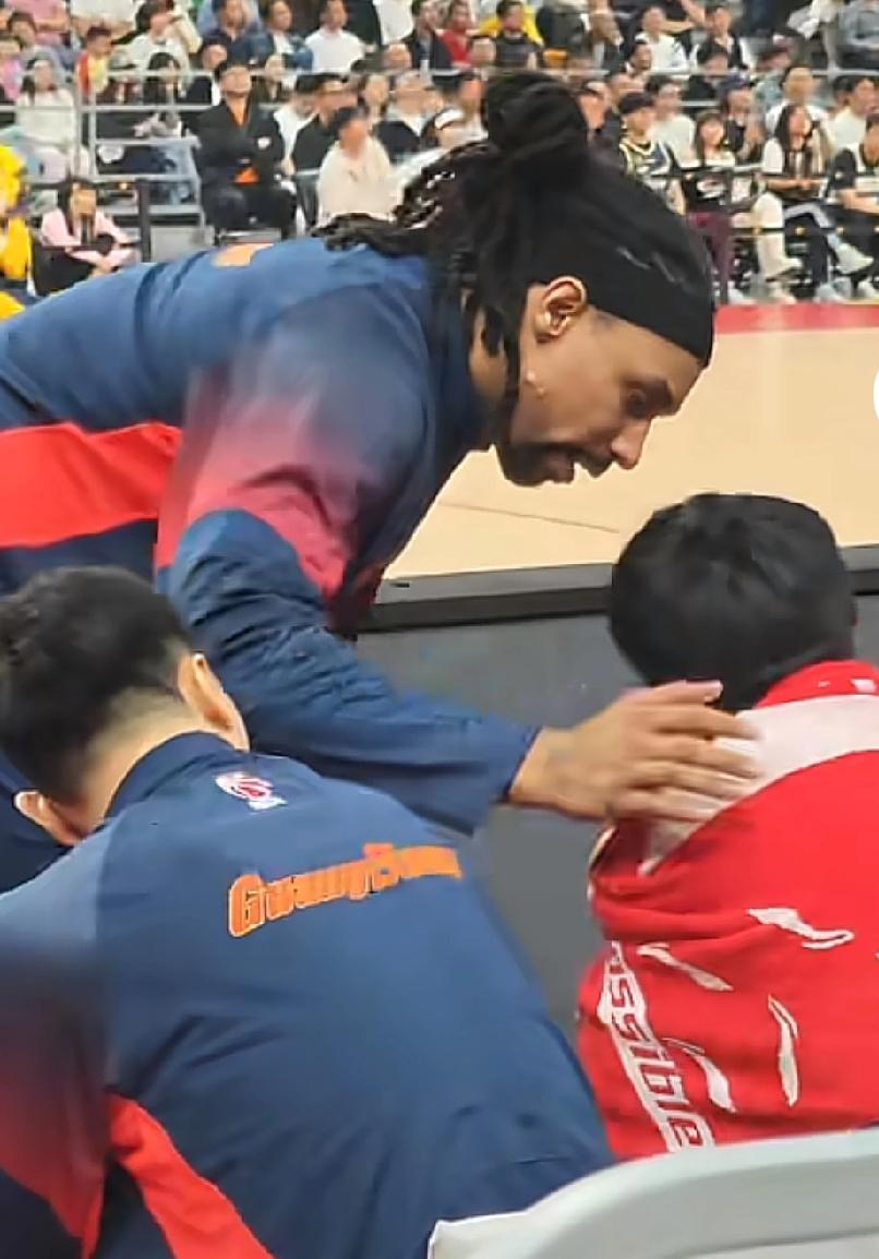 萨林杰安慰焦泊乔，更不能骂杜锋，焦泊乔老实太让人着急广东队输得那么惨，球迷骂