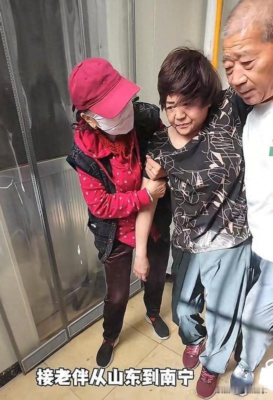 老黄这回是真栽了73岁老伴连饭都要人喂，6岁女儿还没长大老黄端着碗，在火