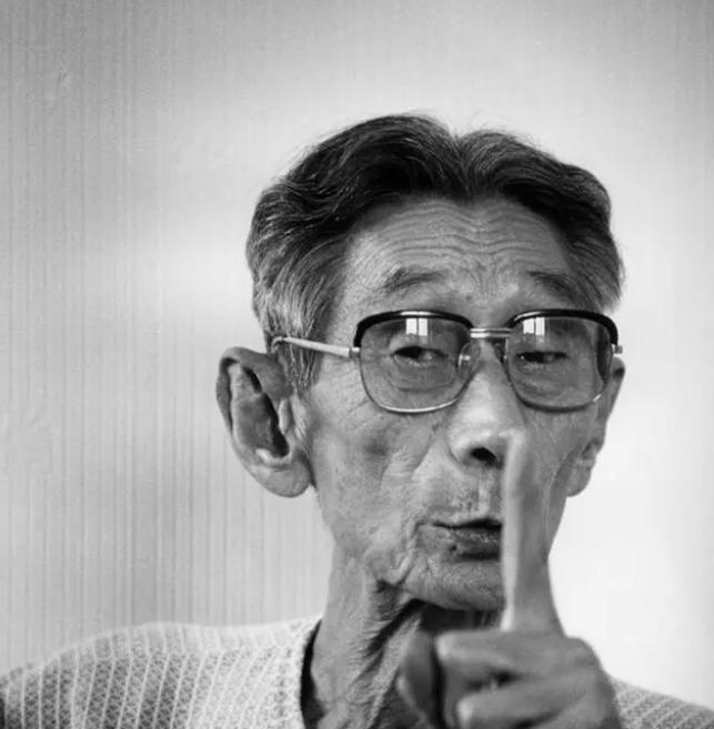 1956年毛主席亲自接见相声大师马三立，被马三立的幽默才艺逗得开怀大笑，称其为国