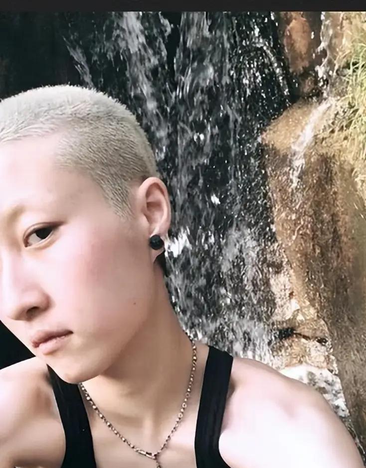 都在骂成龙为啥不认吴卓林这个女儿，要知道那可是他自己的亲骨肉啊！但实际上，成龙对