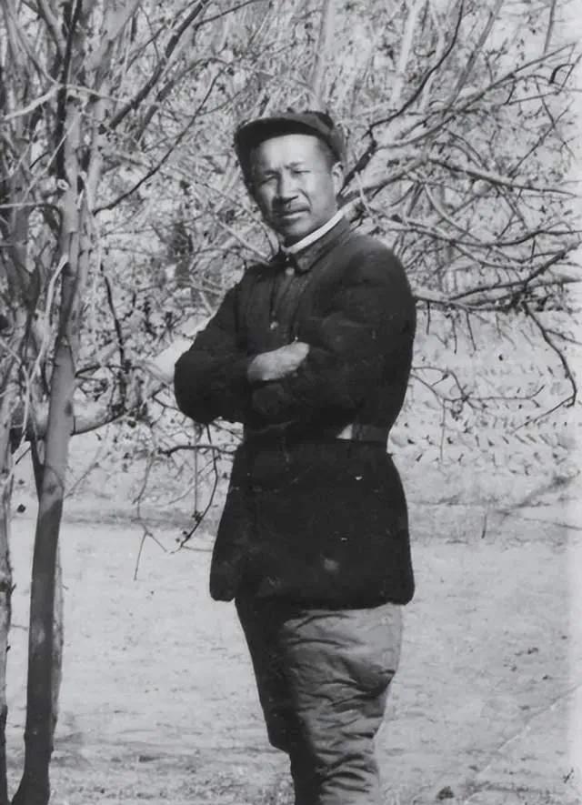 1943年，新四军副军长张云逸抓了桂系将领赵凤藻的独子。赵凤藻急疯了，开出10挺