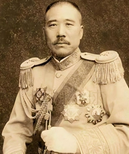 1922年，张宗昌与俄国武官打牌，俄武官输了个精光。这时的张宗昌邪魅一笑，指着旁
