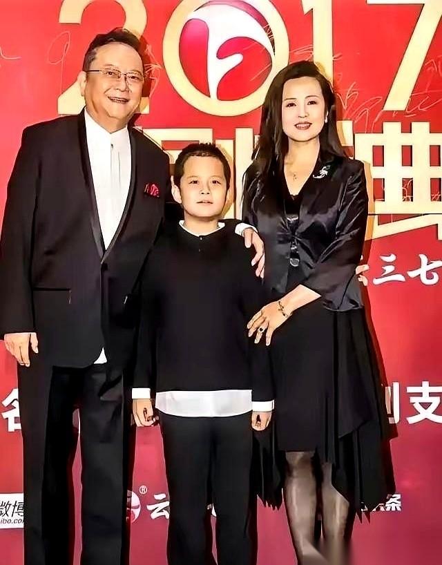 78岁的爹，17岁的儿。同龄老头在公园盘串儿、逗孙子，他佝偻着背，还在到处找