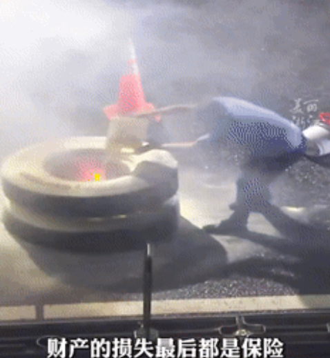 “这个交警你火了！”货车高速轮胎起火，因违规操作被扣3分罚200元！不料，司机却