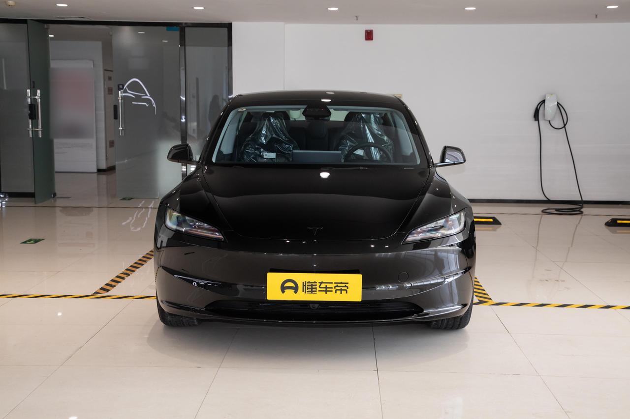 第一眼看到特斯拉Model3的时候，给我的感觉是这车外观太素了，没啥抓住眼球的大