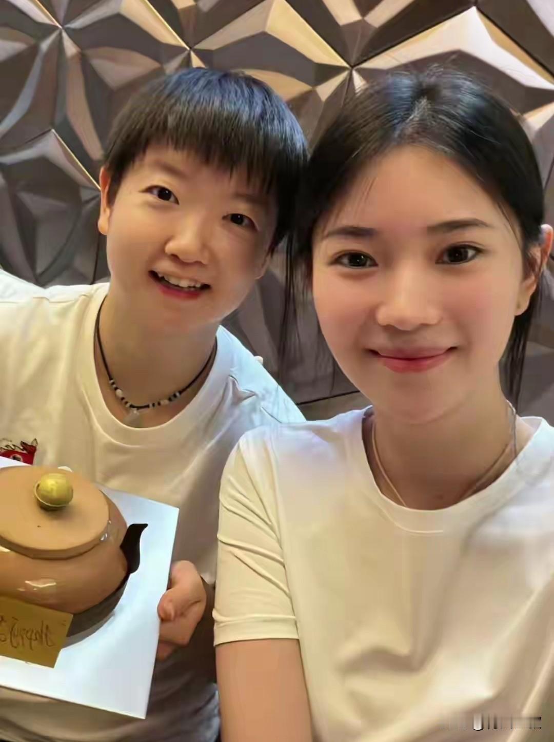 以前有网友说，孙颖莎没有审美，整天穿运动服，还经常炸毛，也不打扮打扮。