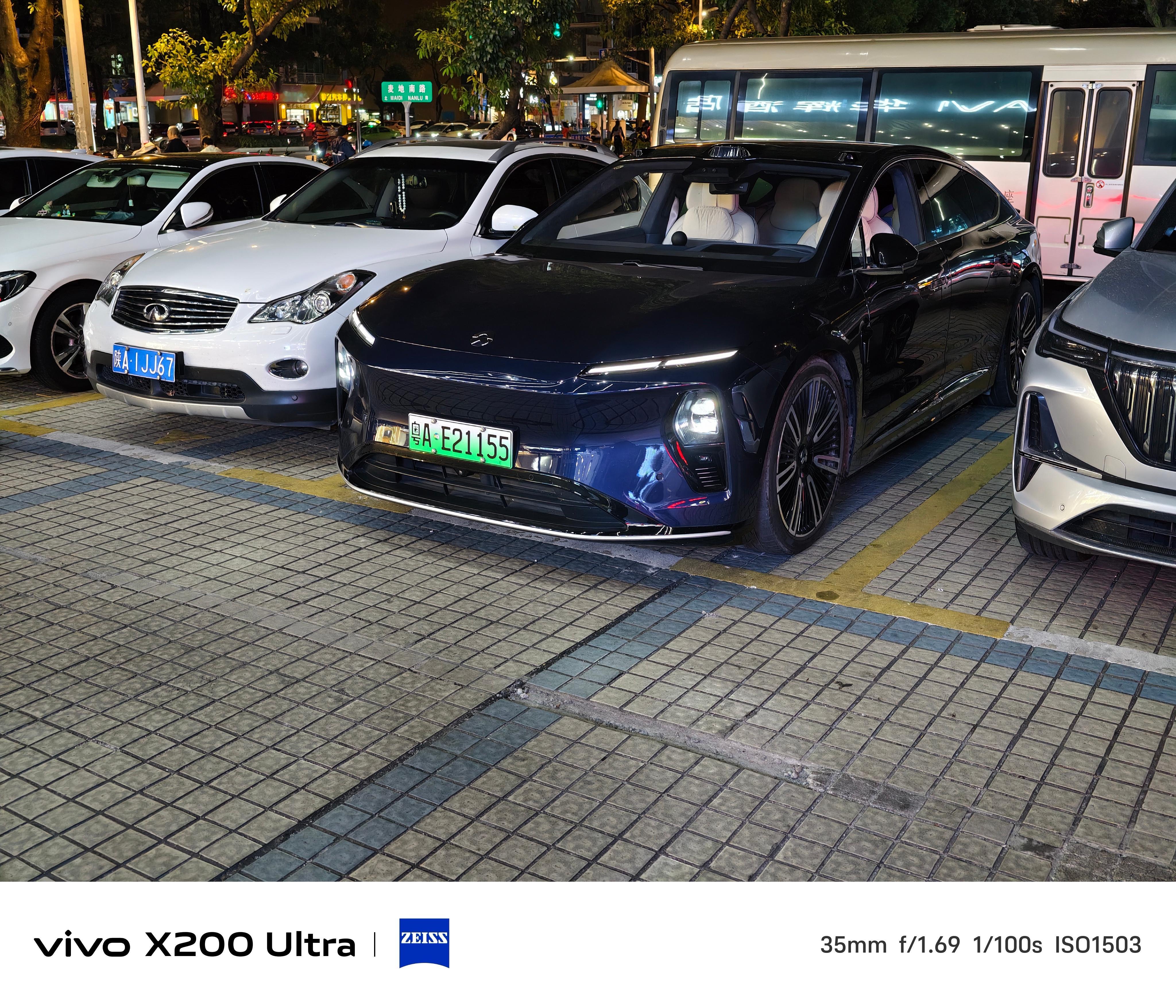 5米3的蔚来ET9确实难停车保安大叔过来指挥我说它自己在停停完了还过来看感觉到很