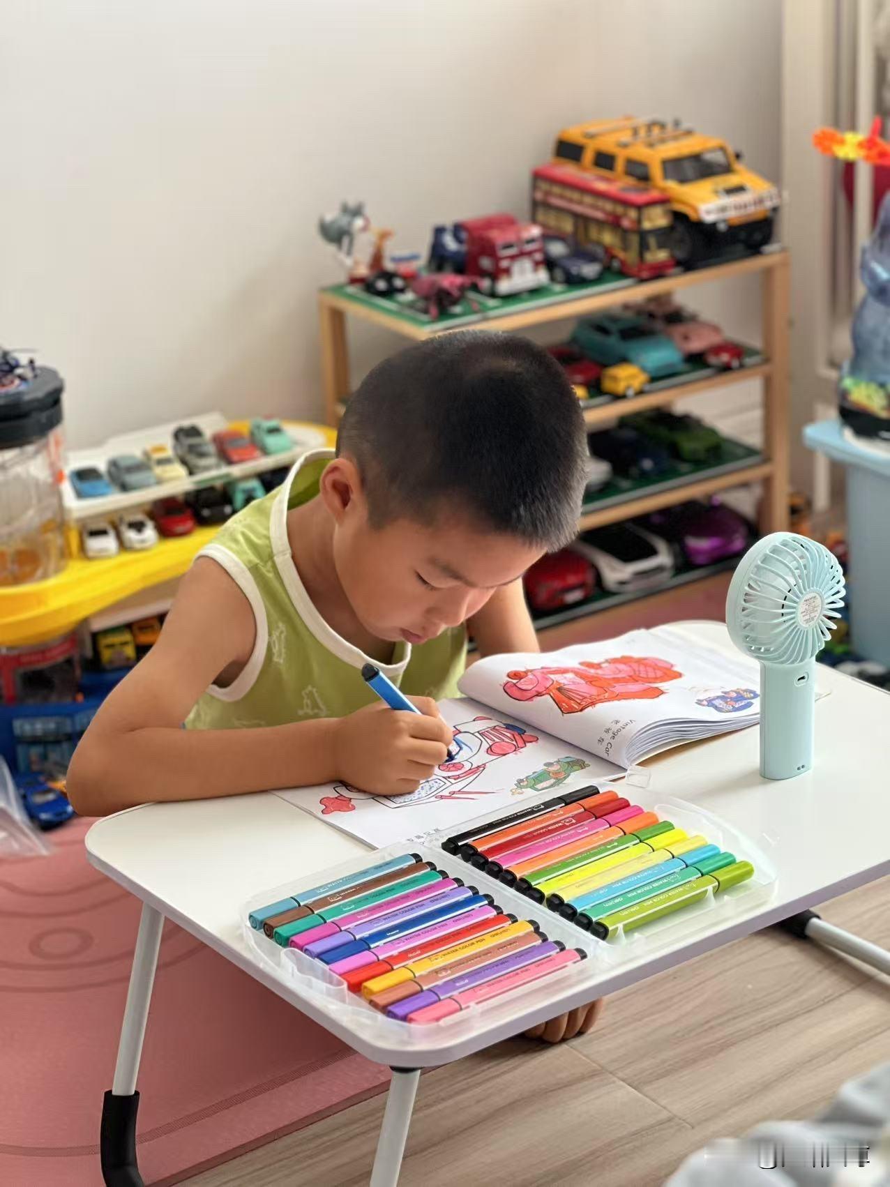 记录孩子成长的瞬间我家宝宝今年上幼儿园大班了，现在每天在幼儿园里学数学加减法，晚