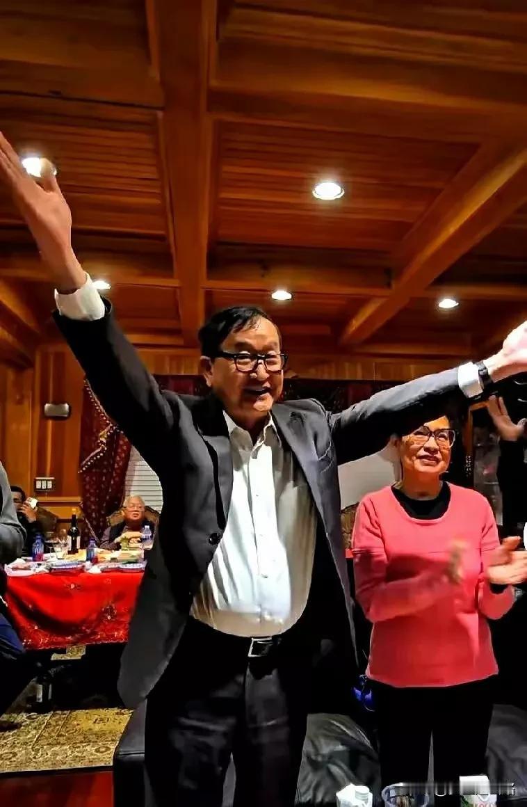 这就是洪森亲王的老对头桑兰西，被洪森赶出柬埔寨，在法国居住多年。桑兰西从来不放