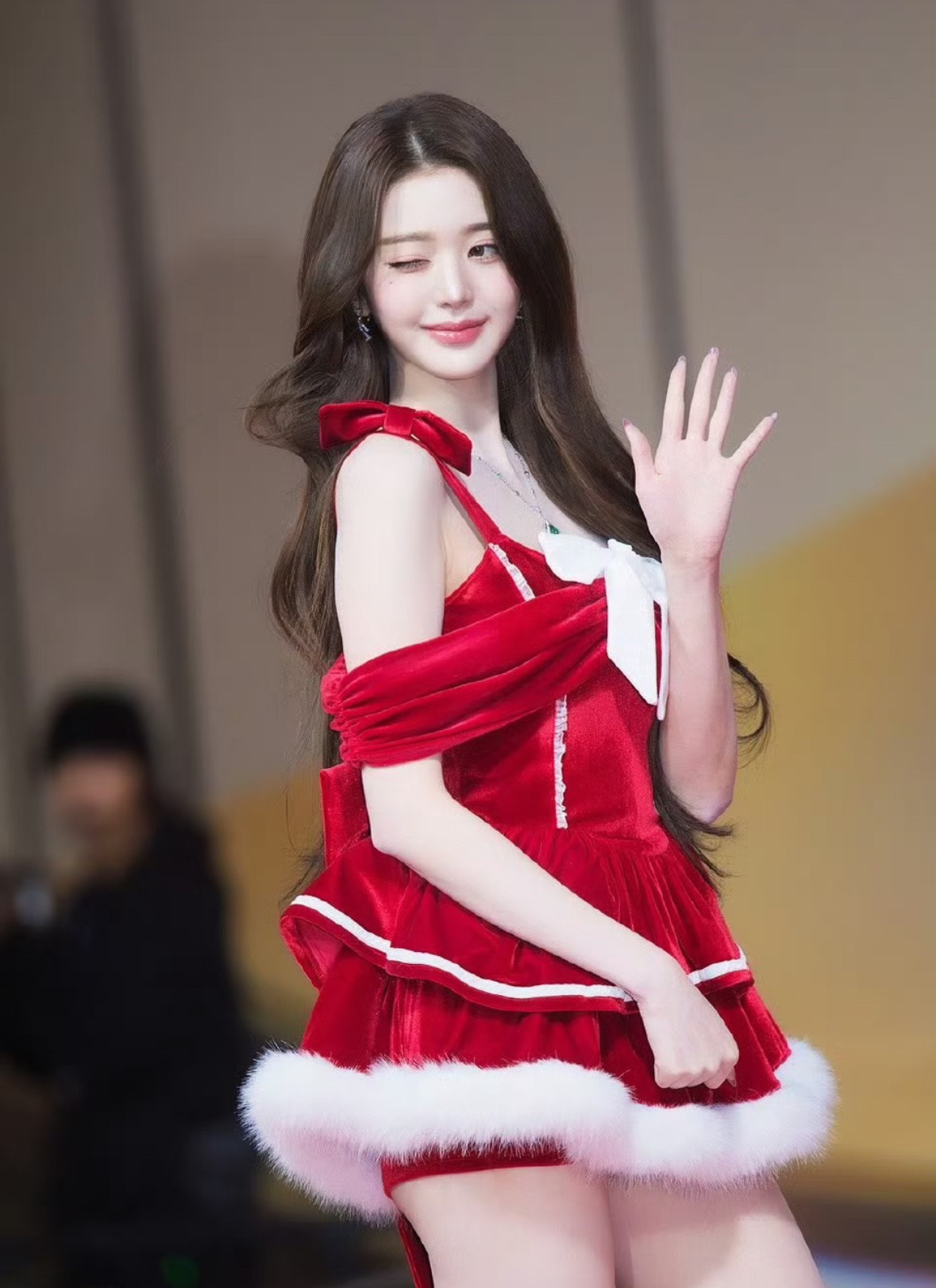 张元英的红色圣诞裙子也太甜啦！圣诞限定的人间芭比，甜妹氛围直接拉满