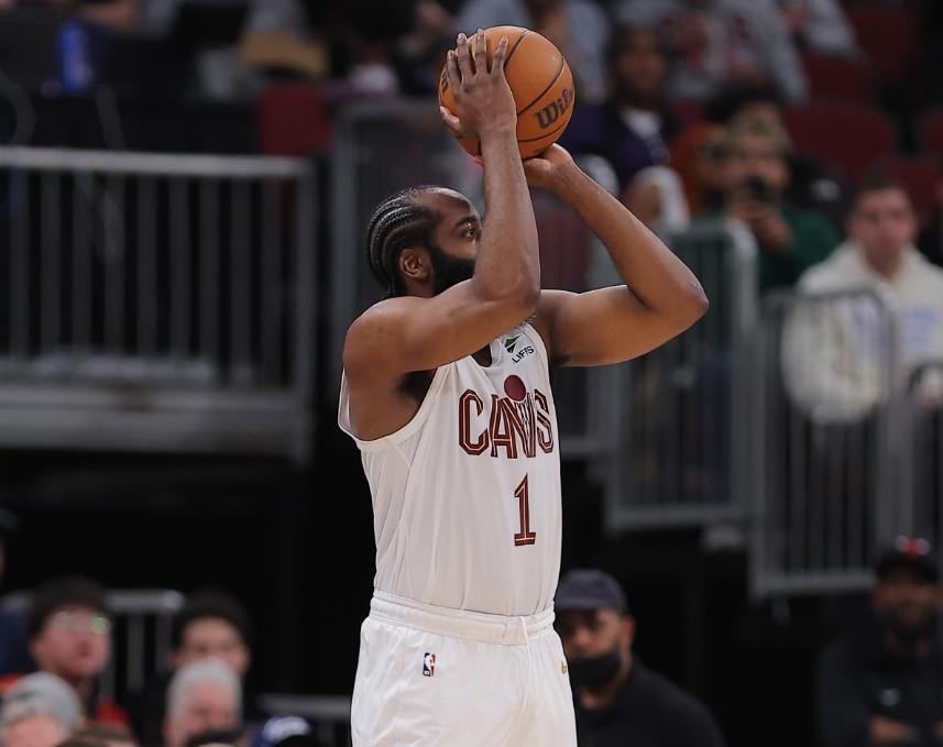 第三节3分01秒，哈登弧顶持球面对沃克防守，他观察了一下，等到莫布里上前掩护时，