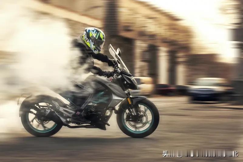 摩托车多久更换空气滤芯？摩托车空气滤芯的更换周期因车型和使用环境而异。以下是一