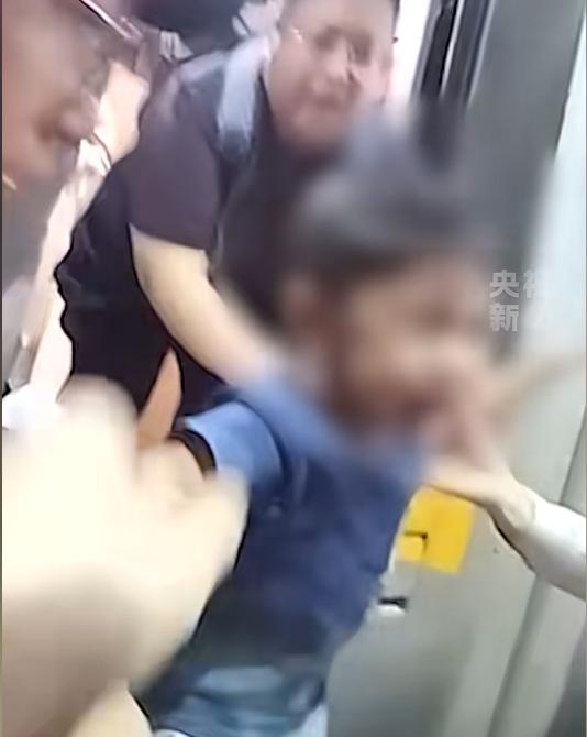 “上央视新闻了！”四川成都，成都东站G8645次列车进站停靠，不少旅客赶着上车