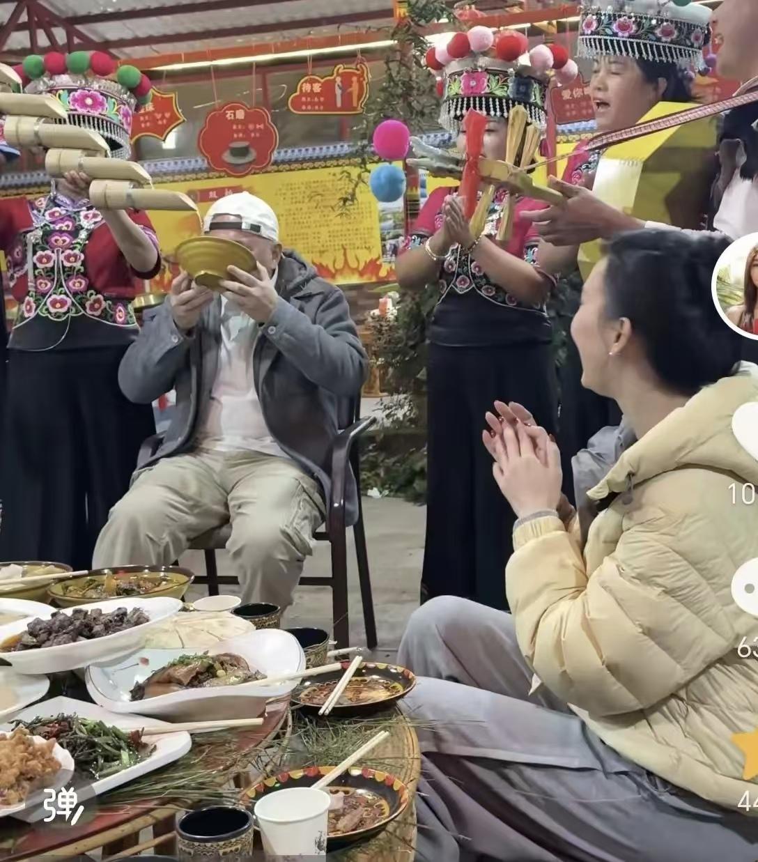 胡静曾说，儿子上大学以后，就和丈夫去享受生活。现在儿子渐长无牵挂，还没上大学