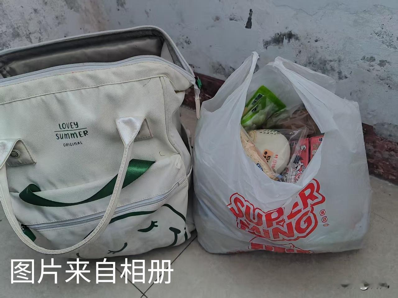 学生宿舍里的零食太多太满。周一政教处带班主任查初中宿舍，宿管规则同学们基