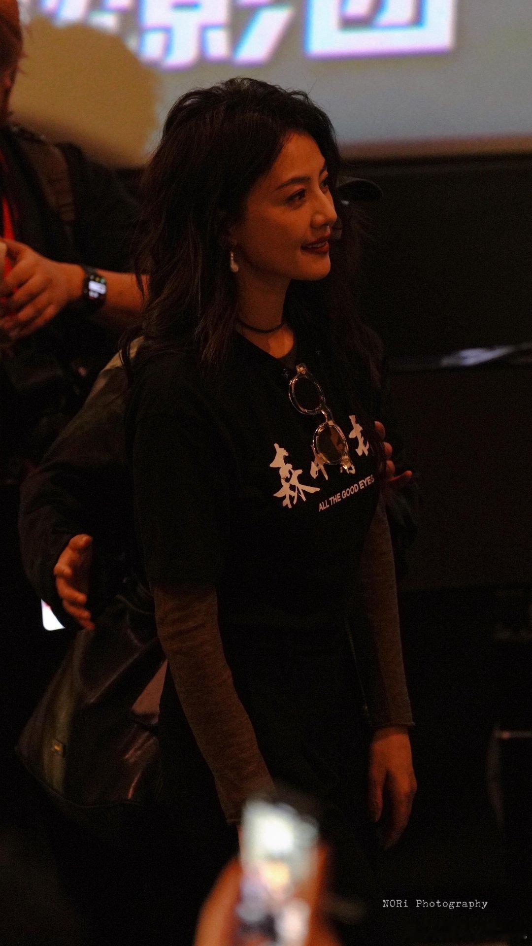 高圆圆森中有林路演造型，有点朋克风