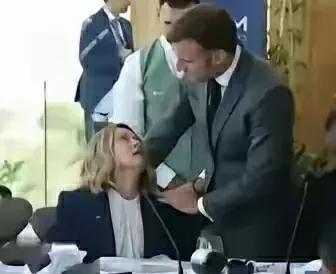 马克龙怪不得挨他老婆的巴掌，他走到哪里都喜欢跟人家勾肩搭背，身体接触。马克龙不