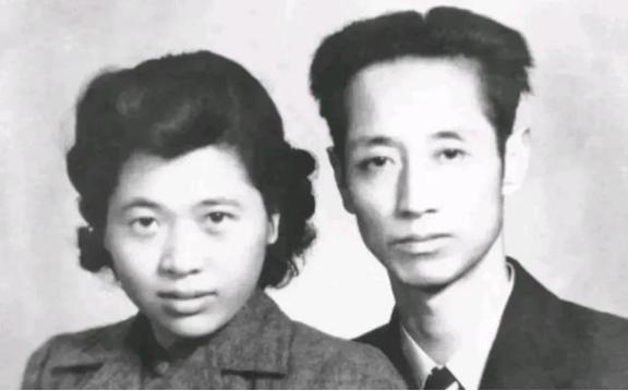 1947年，臧克家接到老家的来信，前妻的两个儿子要来上海生活。臧克家断然拒绝，但