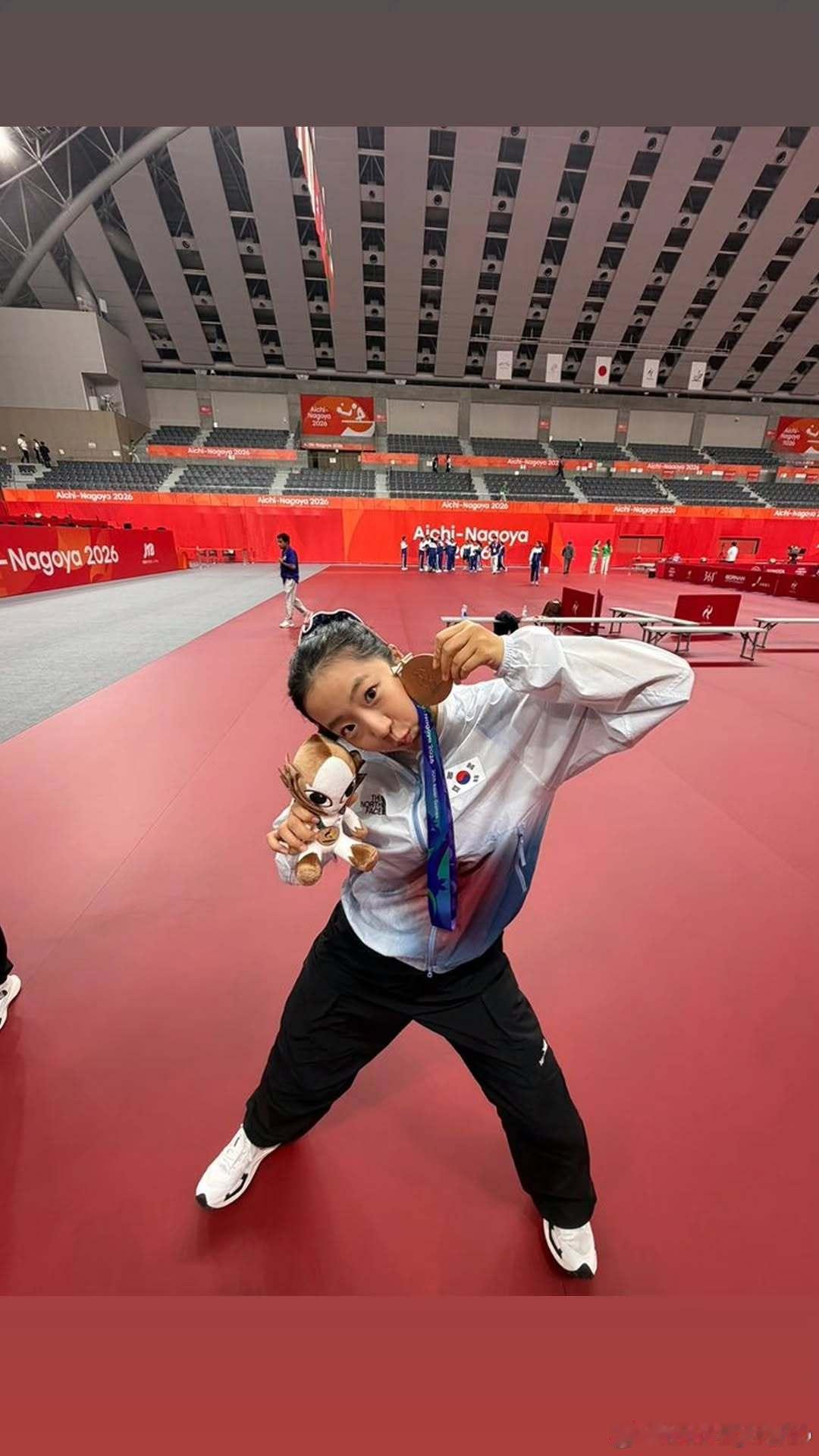 林钟勋给申裕斌比兔耳朵✌🏻小申：诶？​​​