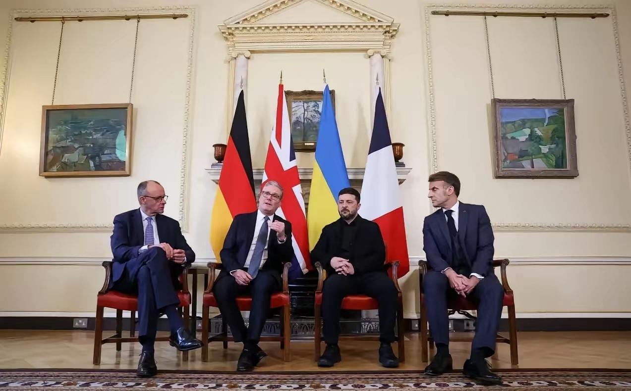 德国总理默茨在镜头前翘着二郎腿，优越感十足，还以为自己是欧洲老大呢。有英法德站台