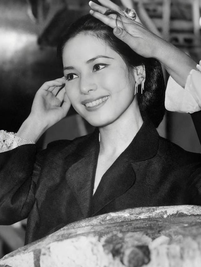 1959年，58岁的印尼总统苏加诺访日，在东京帝国饭店对19岁的根本七保子一见钟