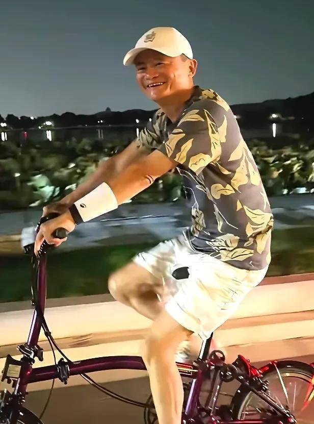 马云夜骑被偶遇，中国的顶级富豪中，只有马云是最专一的。不管有钱没钱，他身边始终