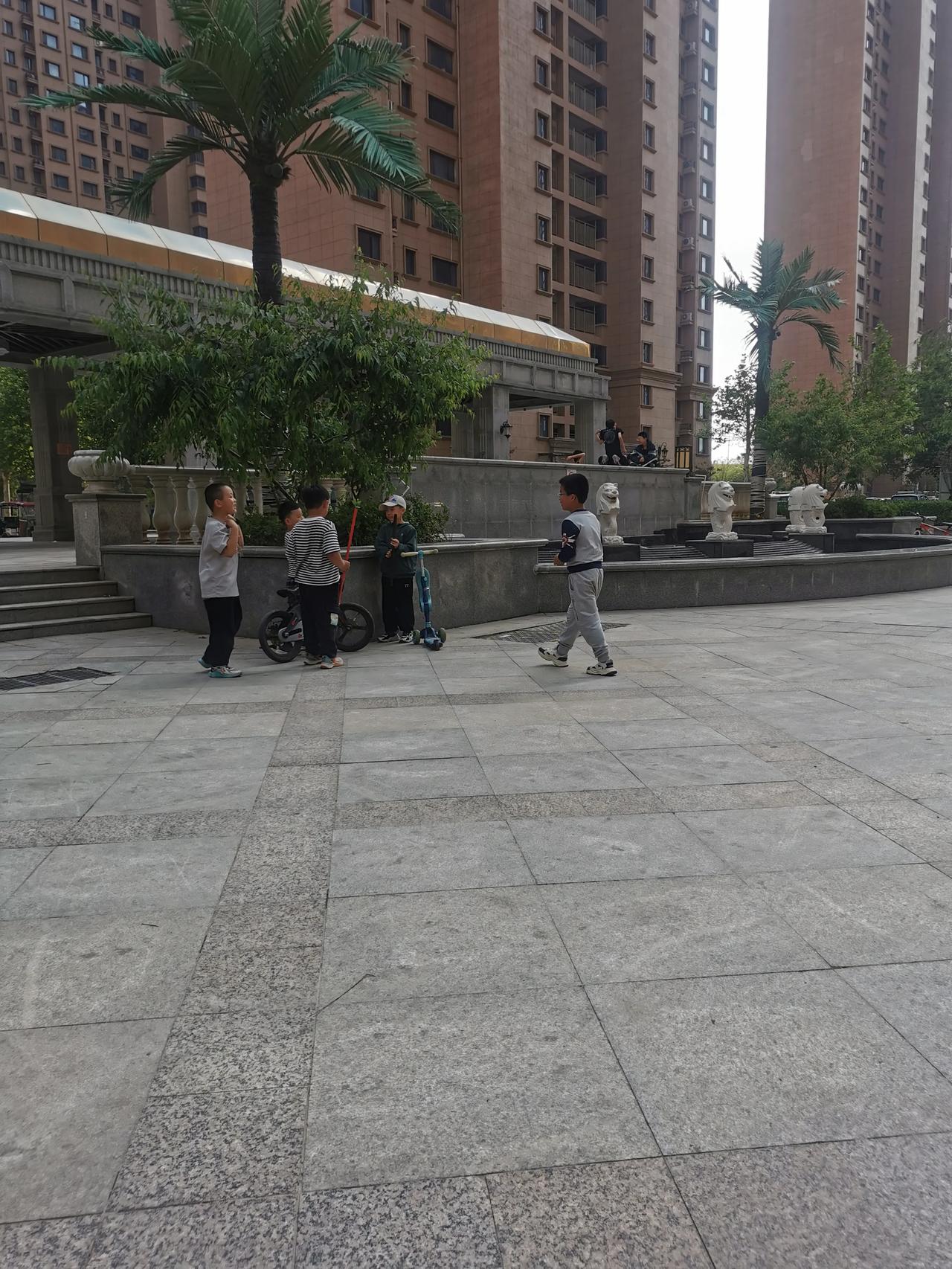 小孩子的友谊啊，就像六月的天气说变就变。昨天放学后，我儿子和他那几个一年级同班同