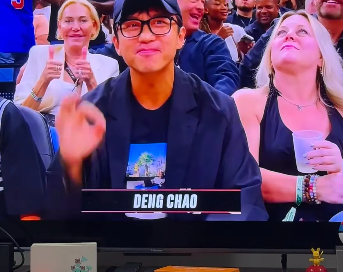 邓超带等等去看NBA总决赛！镜头扫过等等颜值吸睛，解说特意给了邓超镜头，还说他是