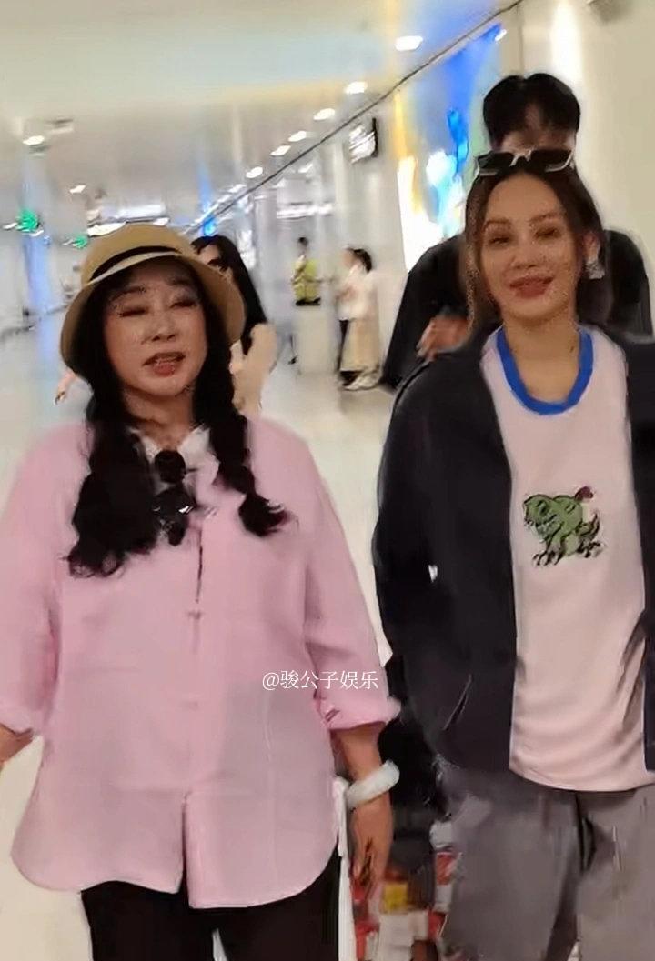 刘晓庆与宁静亲切同框，力破不和传言。面对这位有提携之恩的恩师，平日个性鲜明的宁静