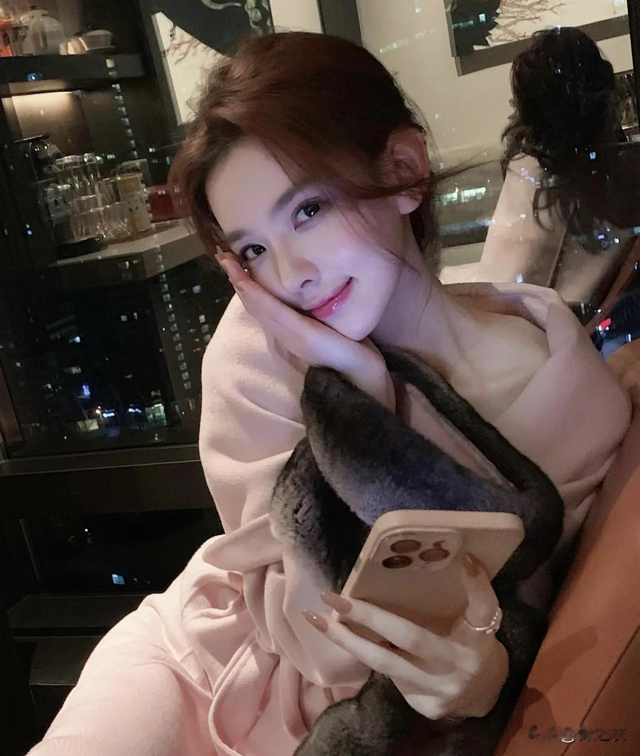 孙一宁为什么这么的有钱，因为她的一个包，一块表，就是几十万，几百万，我感觉头部网