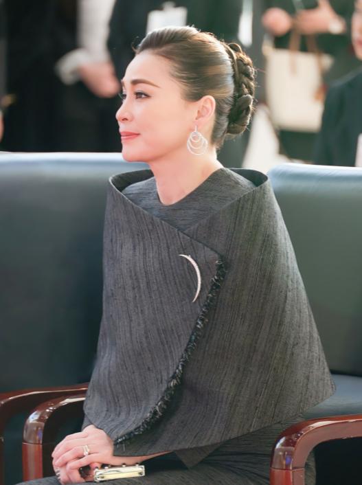 泰国王后的设计师太有创意啦！她为苏提达王后设计的衣服有质感不说还时髦个性，还给人