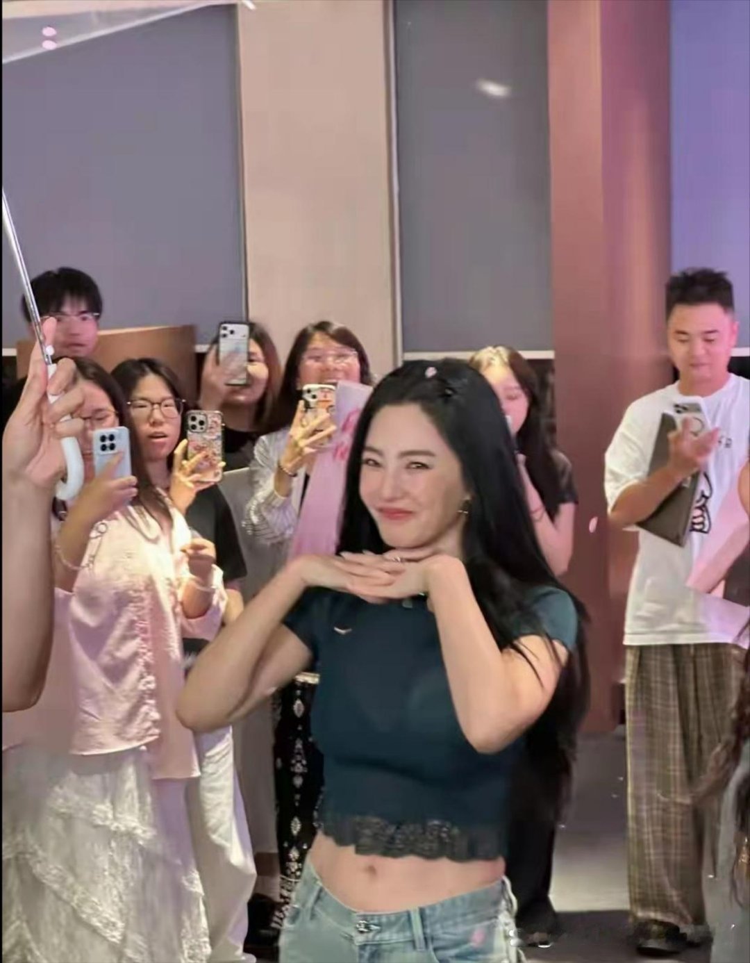 张雨绮的魅力就在她的肚子，很健康很好看