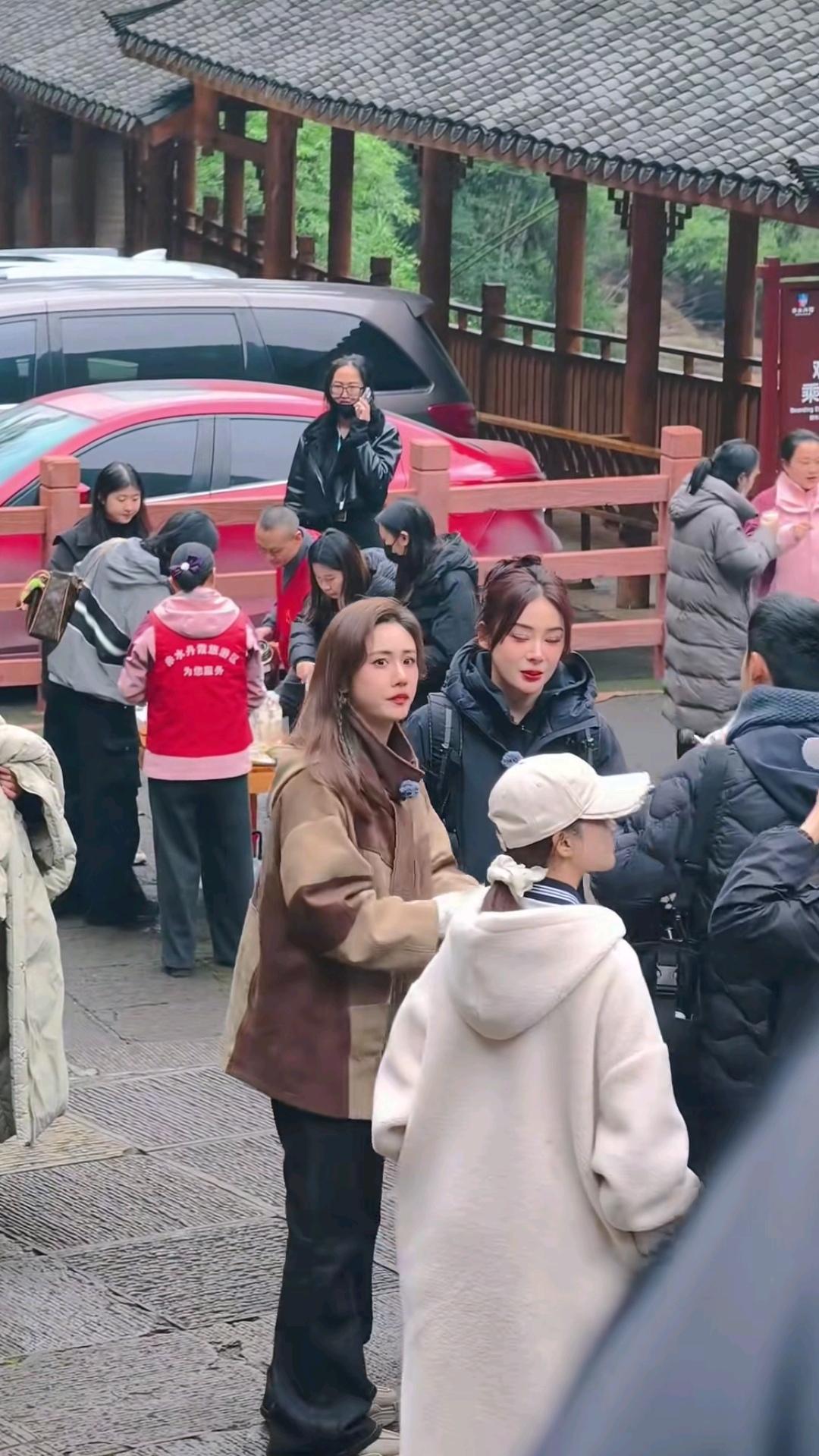 这两天，刘芸和袁姗姗现身贵州遵义赤水丹霞旅游区大瀑布景区游玩，两个人看起来是好闺