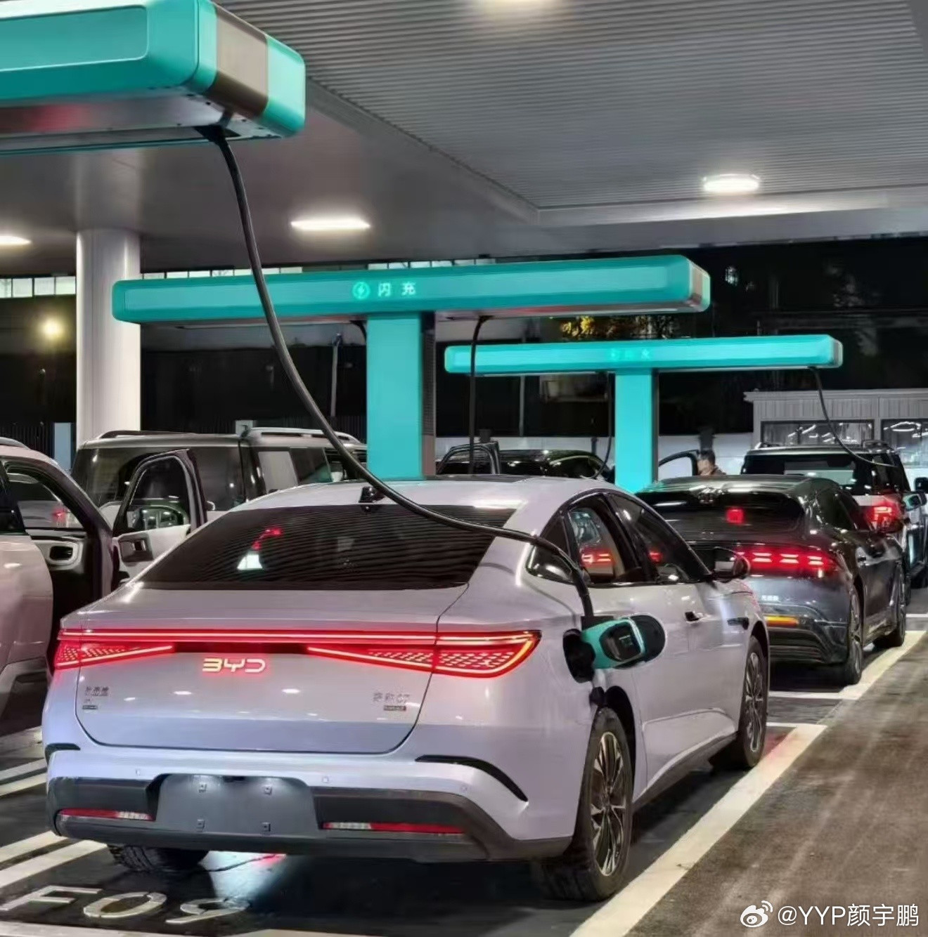 比亚迪的兆瓦闪充桩，用了头顶掉下来加滑轨的方式，不用去对充电口位置，前后左右都一