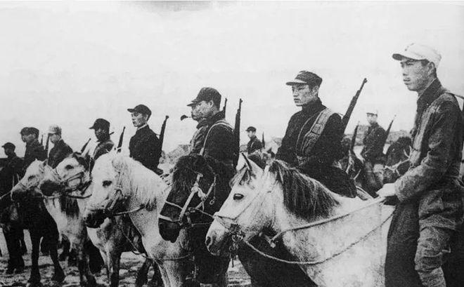 粟裕与彭雪枫思路不同，彭吃了骑兵的亏后，下血本也搞个骑兵团，相当威风，据说打得日