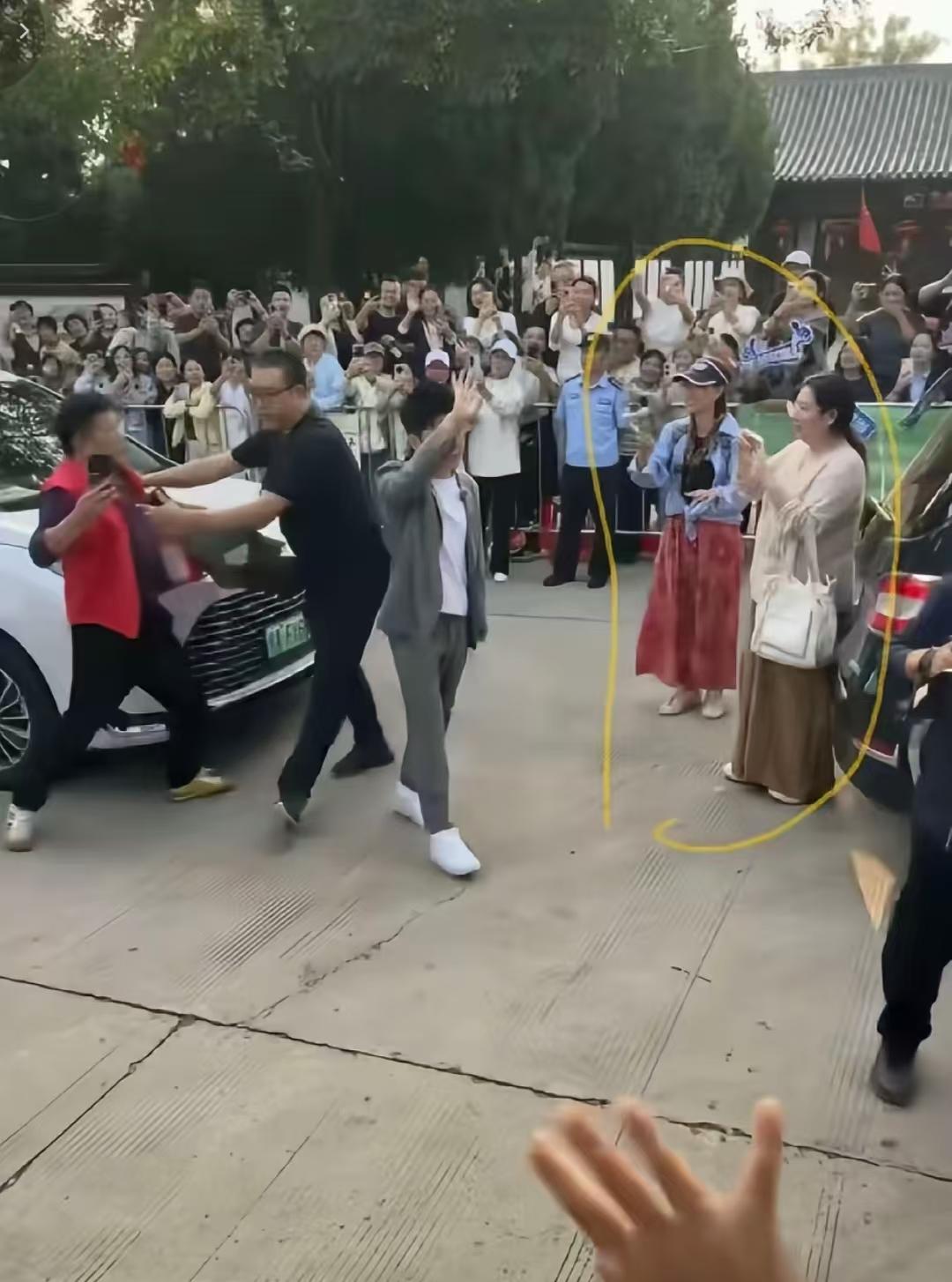 这个想强行与董宇辉合影被保镖刘队推开的红马甲原来不简单呀！2026年9月22日，