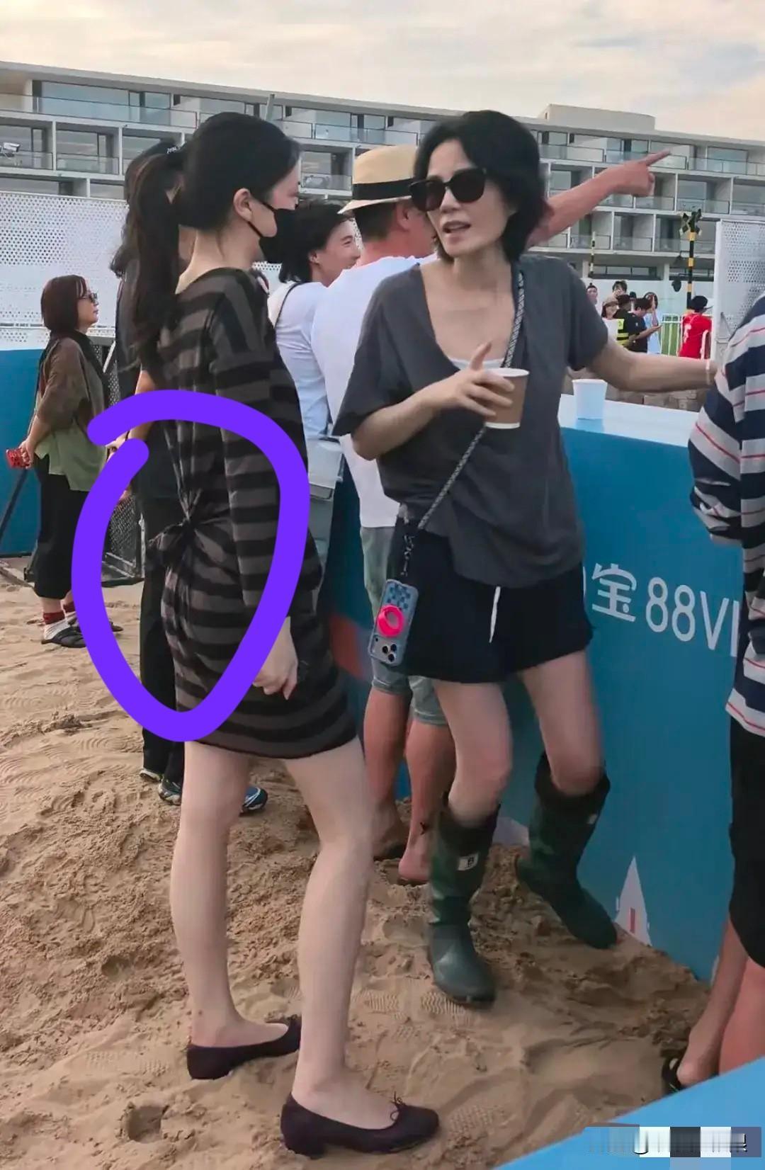 王菲啊王菲，给李嫣买套合身的衣服吧！这是觉得衣服太大了，需要绑一下才能看到凹