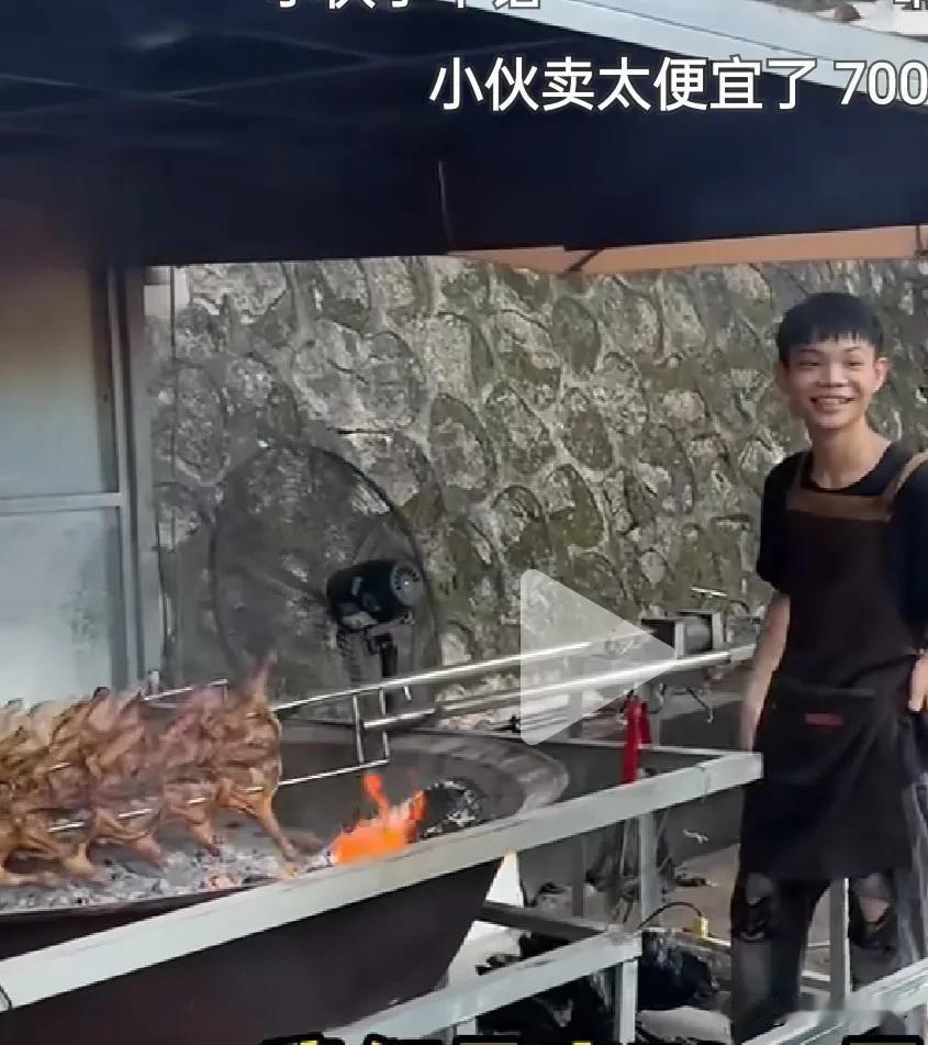 16岁小伙摆摊卖烤鸡，70元一只，你觉得贵吗？从一个网红探店视频中无意看到这个