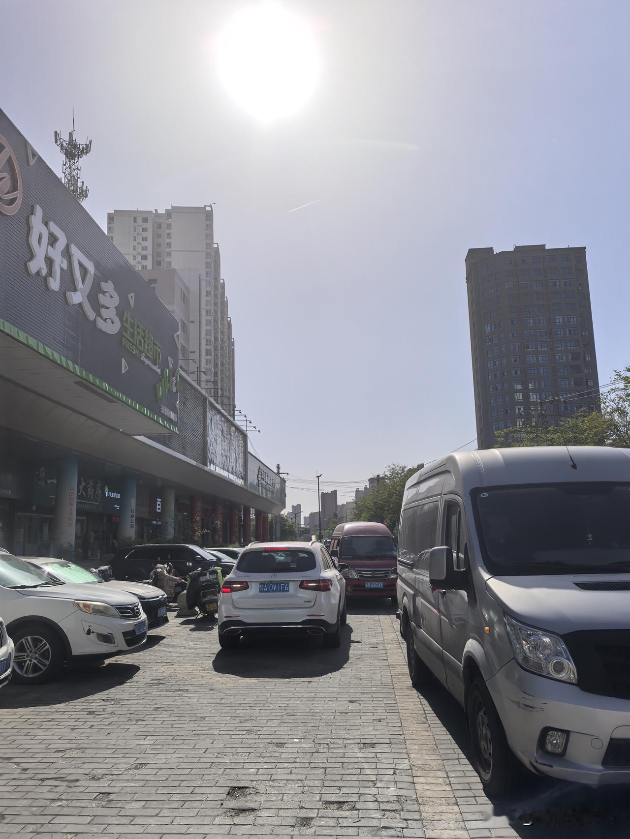 4月17日早晨，小编途经西咸新区统一大道，发现清晨的太阳分外刺眼。这才4月份，还