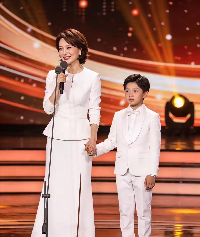 🌞董卿又拿起话筒，这一次，不是为亿万观众，51岁的她，和11岁的儿子并肩，