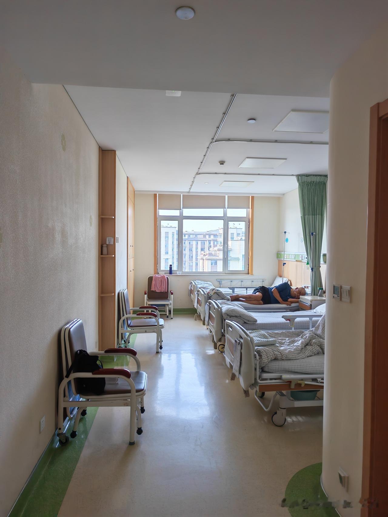 老爸隔壁床，换了新患者。是一位82岁的老头，女儿陪着来的。每天早上8点多
