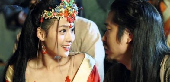 公元255年，东吴公主孙鲁育被押赴刑场，一同长大的亲姐姐孙鲁班，亲手把一顶"谋反