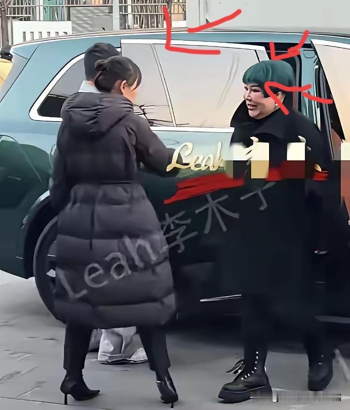 王惠参加婚礼，为什么染绿色头发?不但是绿色头发，还是绿色耳坠，还有绿色商务车！