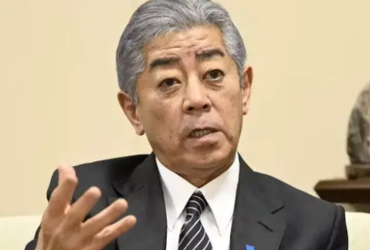 当着中国外长王毅的面，日本提出三个过分要求。日本外务大臣岩屋毅已经公开宣布，