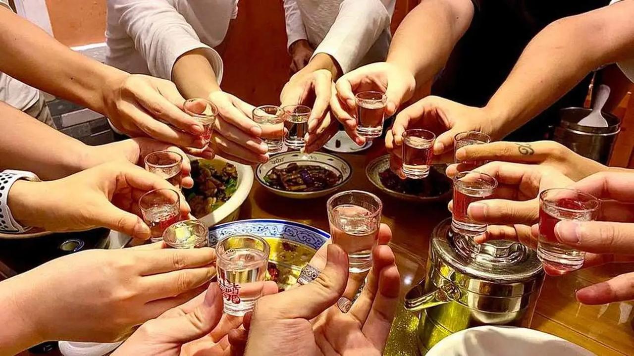 “太奇葩了！江西一场老战友聚会，竟成生死别。龚某酒后驾车逆行撞车身亡，家属获赔4