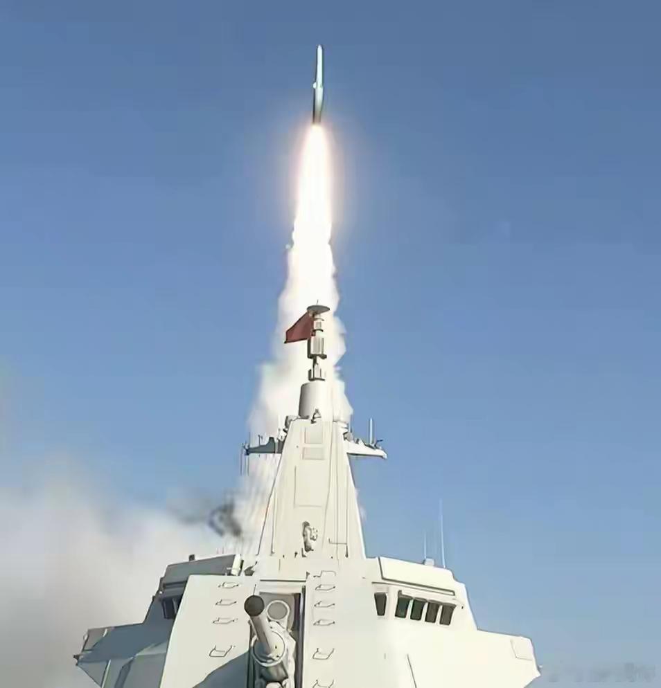 055大驱无锡舰发射鹰击-20，让美军航母进退两难！近日，中国军号公开了055大