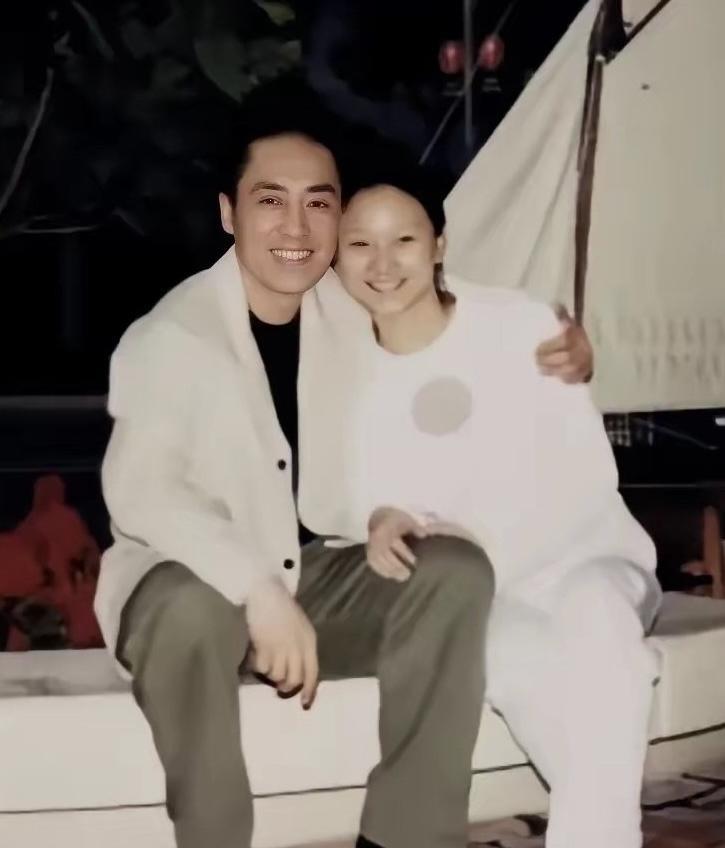 这张照片是张艺谋和陈婷在2000年热恋期间的珍贵留影，那时张艺谋50岁，陈婷19
