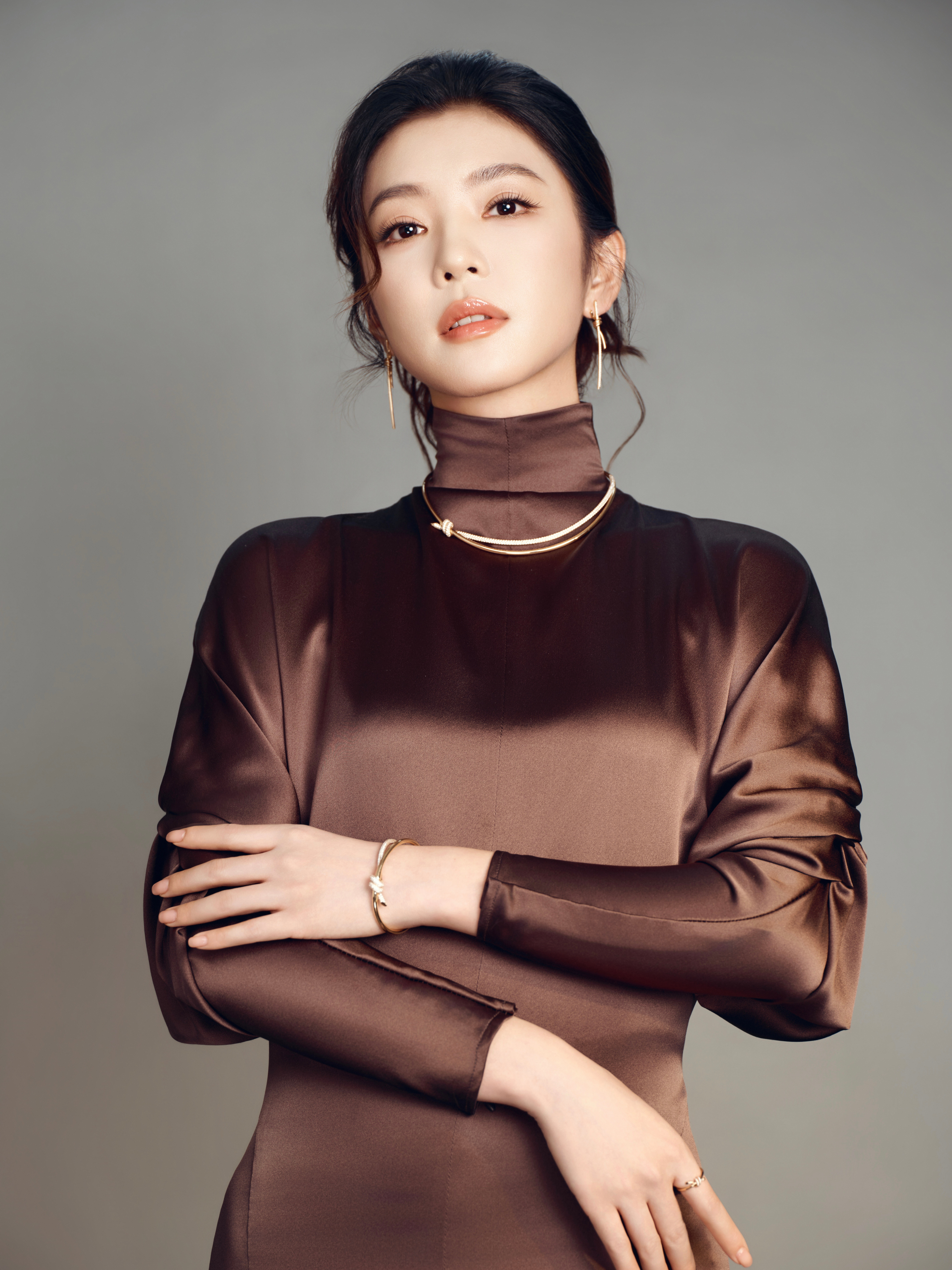 李云霄出席百花奖提名表彰仪式造型大片，身着MaxMara26秋冬系列缎面礼服